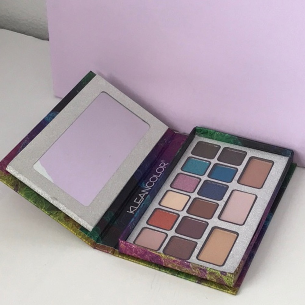 Illuminators,Shimers and Mattes Eyeshadow Palette